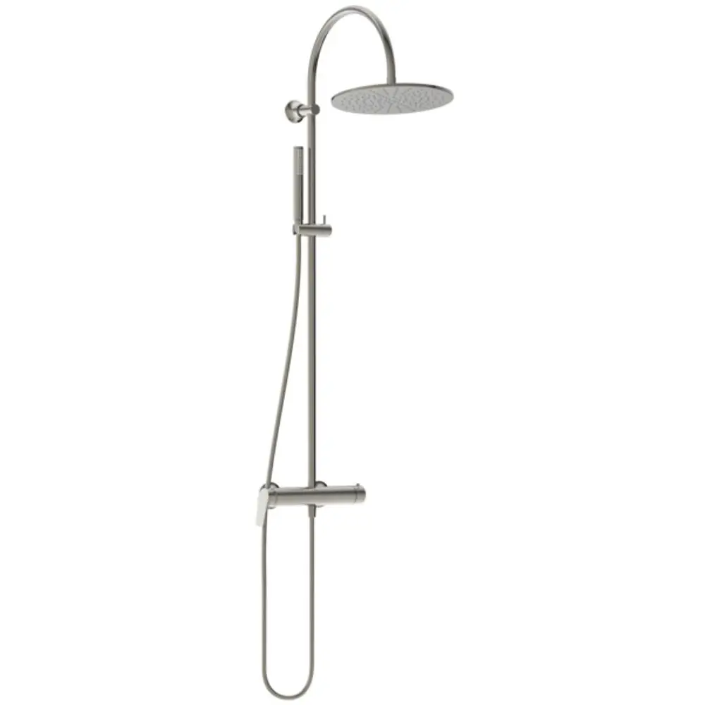 Duschsystem von Ideal Standard mit einem großen, runden Kopfbrause und Handbrause. Der Temperaturregler ist in der Mitte platziert, mit einem schlanken Design und einem flexiblen Schlauch.
